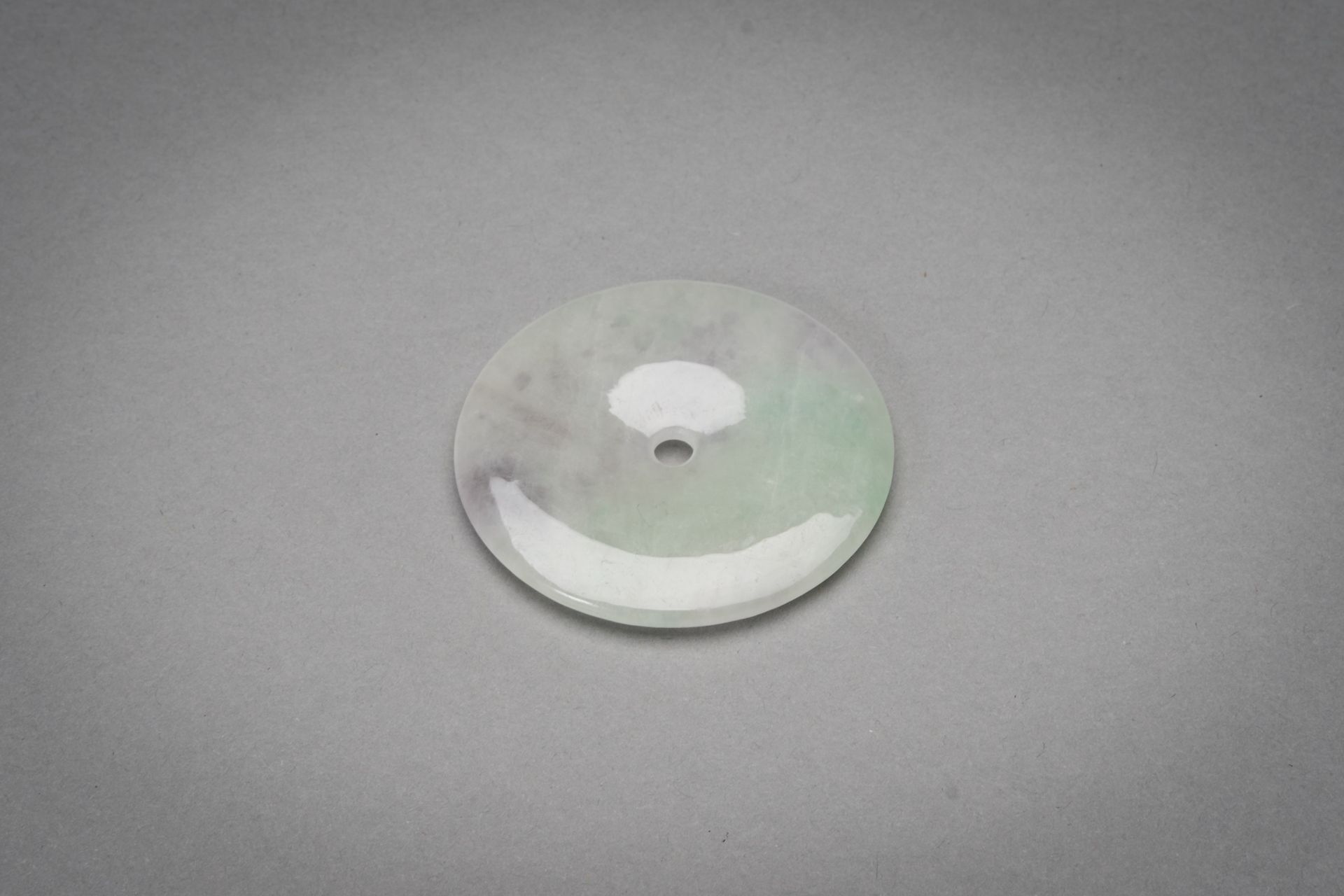 AN ICY HARDSTONE DISC PENDANT - Bild 5 aus 5