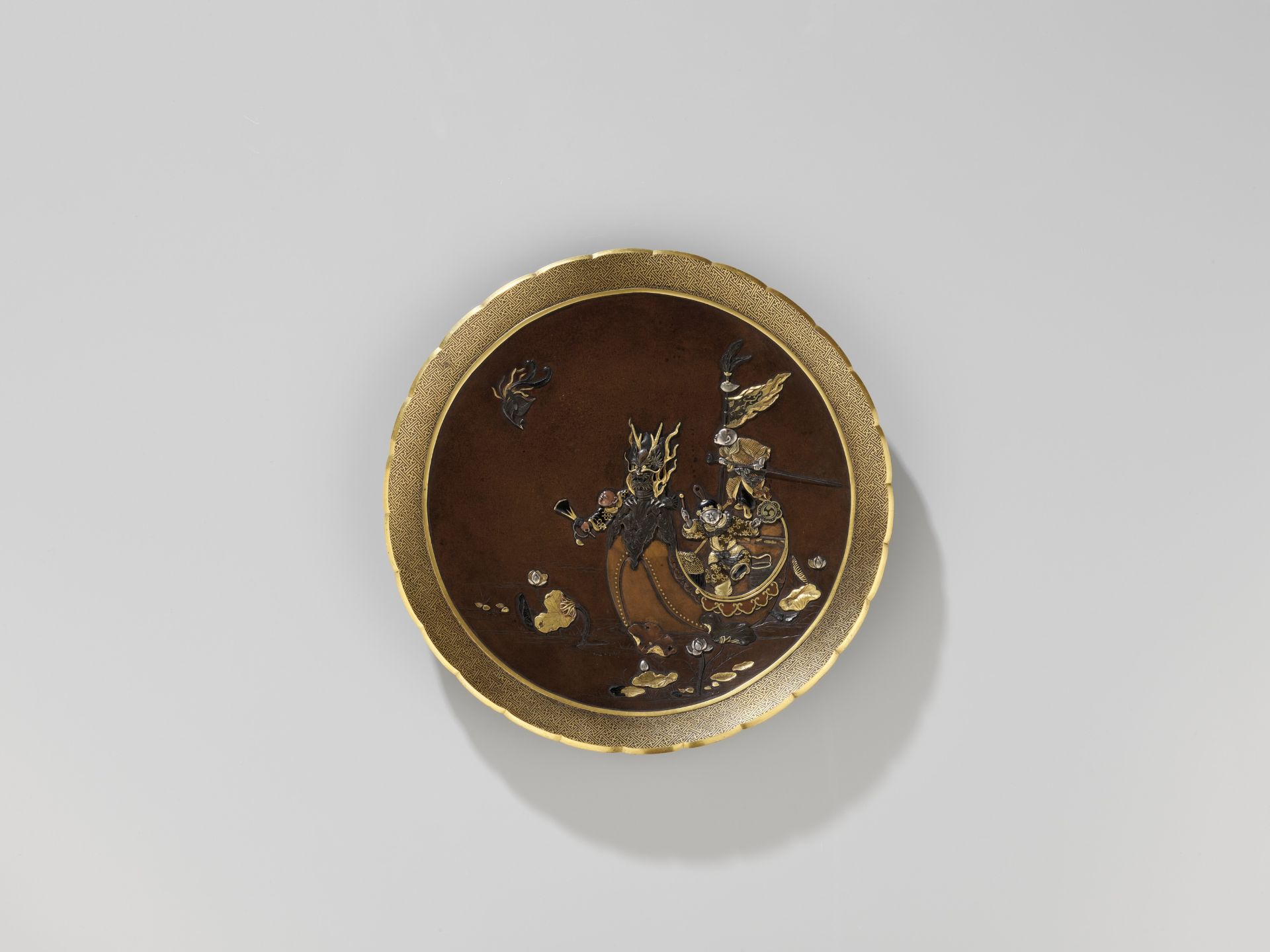 INOUE: A SUPERB INLAID BRONZE DISH DEPICTING BOYS ON A DRAGON BOAT - Image 3 of 6