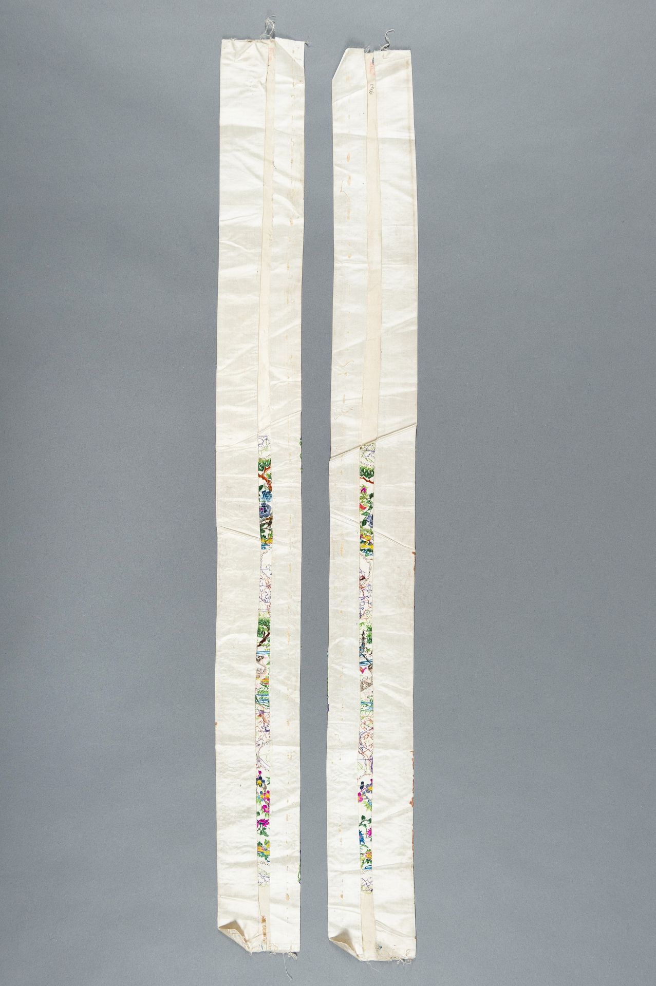 A PAIR OF FLORAL SILK SLEEVE BANDS, QING - Bild 10 aus 12