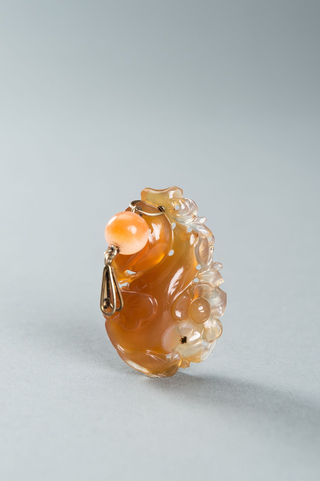 AN AGATE `GROURD AND FLOWERS` PENDANT, 1920s - Image 5 of 10