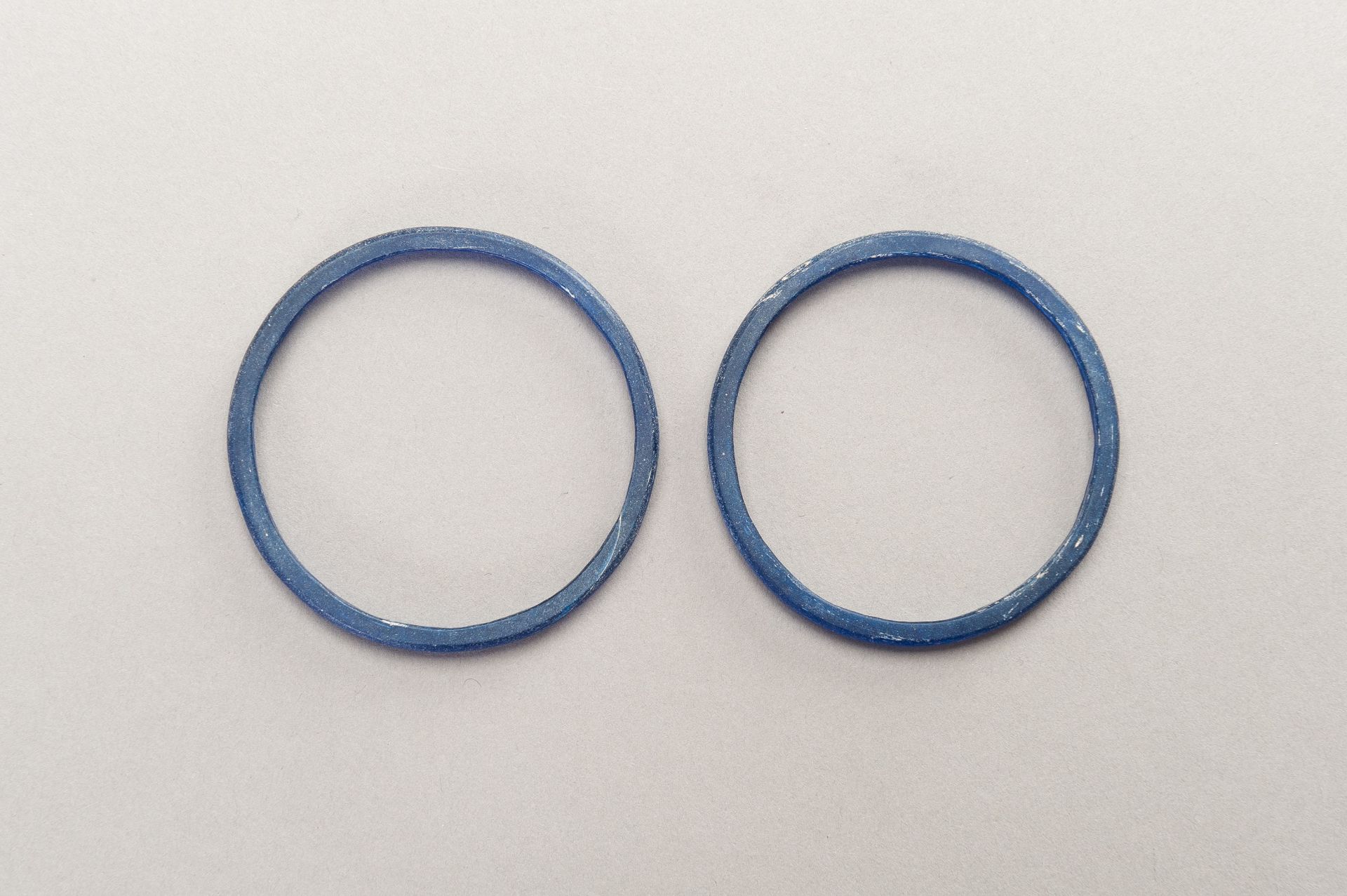 FOUR BLUE GLASS BANGLES - Bild 6 aus 12