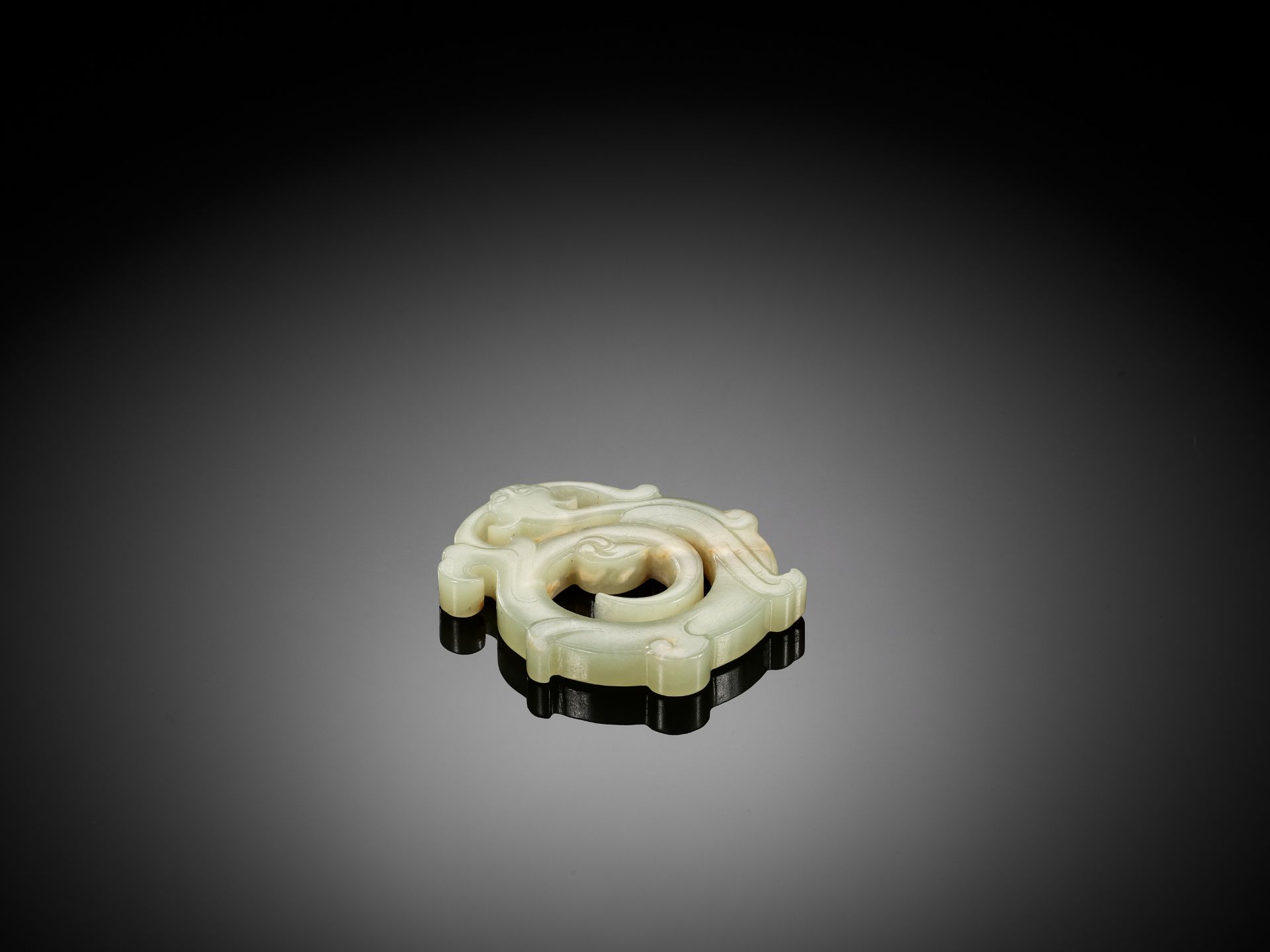 A CELADON JADE 'DRAGON' PENDANT, HUAN, HAN DYNASTY - Image 3 of 10