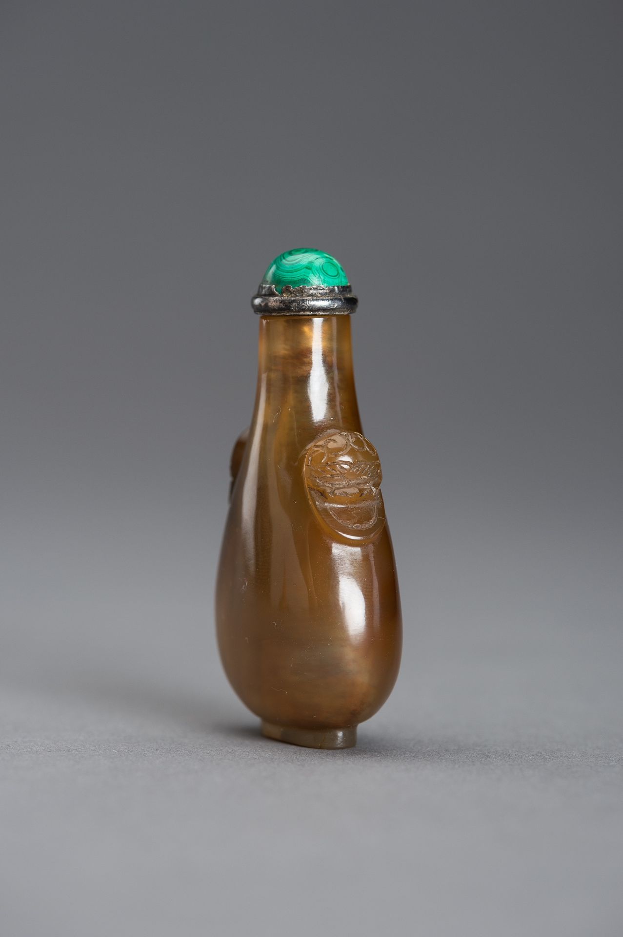 AN AGATE SNUFF BOTTLE - Image 6 of 12