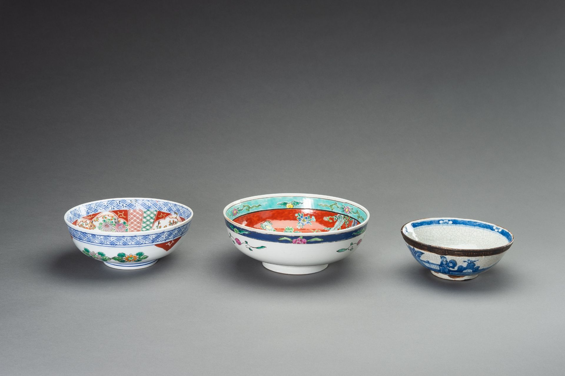 A MIXED LOT WITH THREE PORCELAIN BOWLS - Image 14 of 15