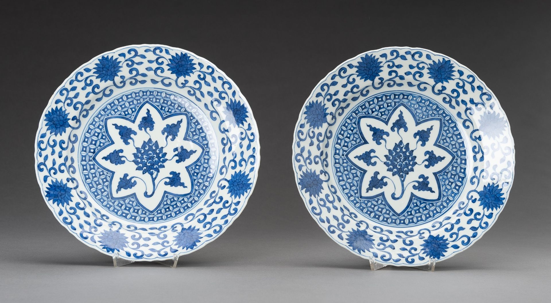 A PAIR OF BLUE AND WHITE FLORAL PORCELAIN DISHES, 1930s