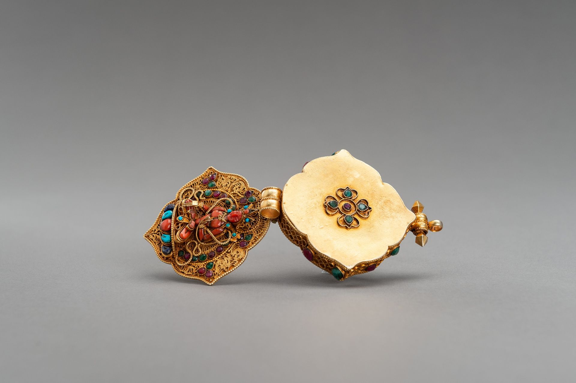 AN INLAID AND GILT AMULET-CONTAINER GAU WITH VAJRASATTVA - Image 9 of 17