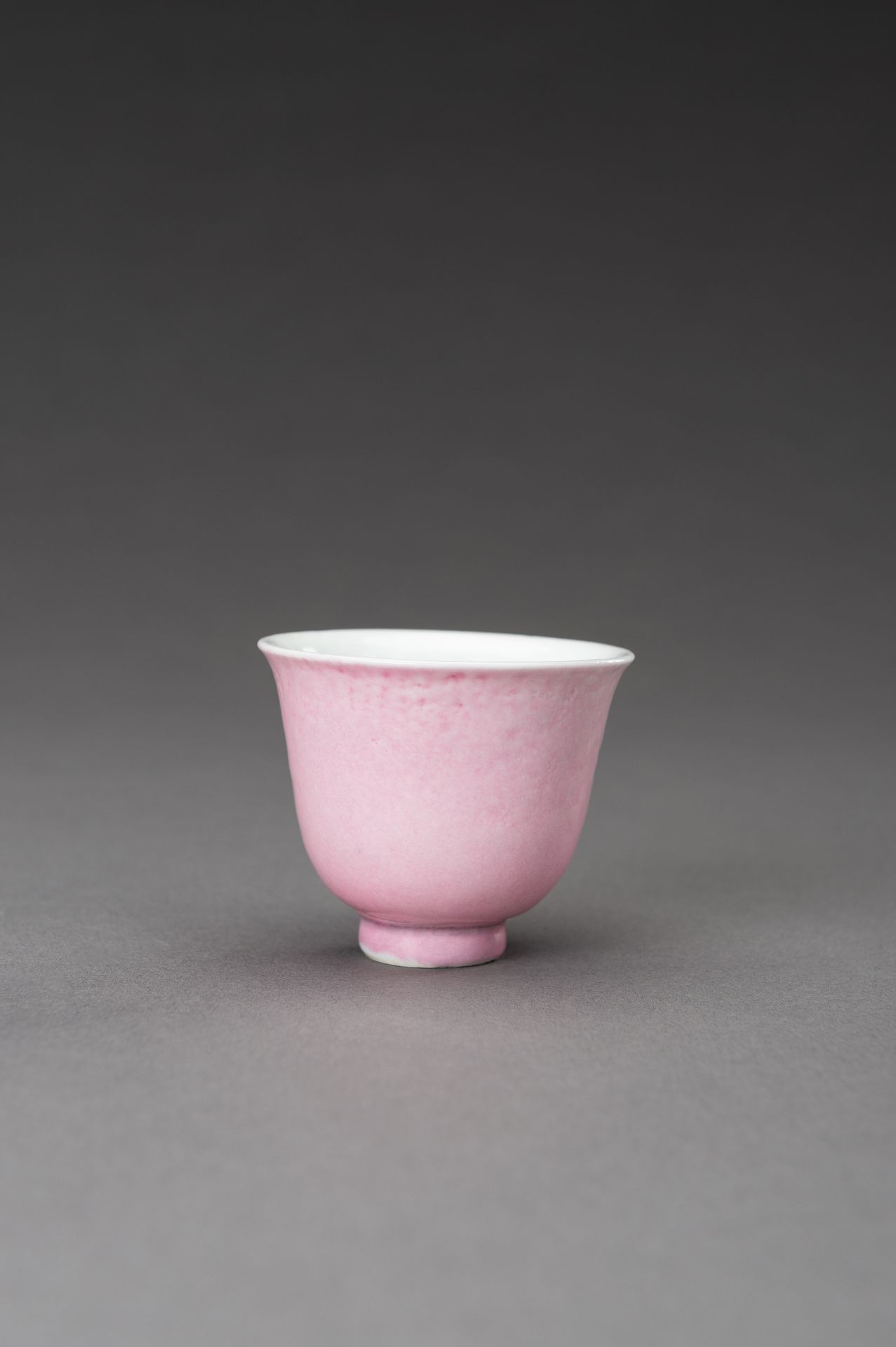 A KANGXI STYLE PINK GLAZED PORCELAIN CUP, 1900s - Bild 6 aus 11