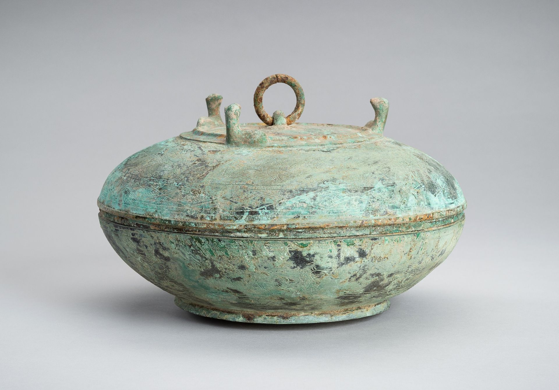 A HAN STYLE BRONZE VESSEL AND COVER