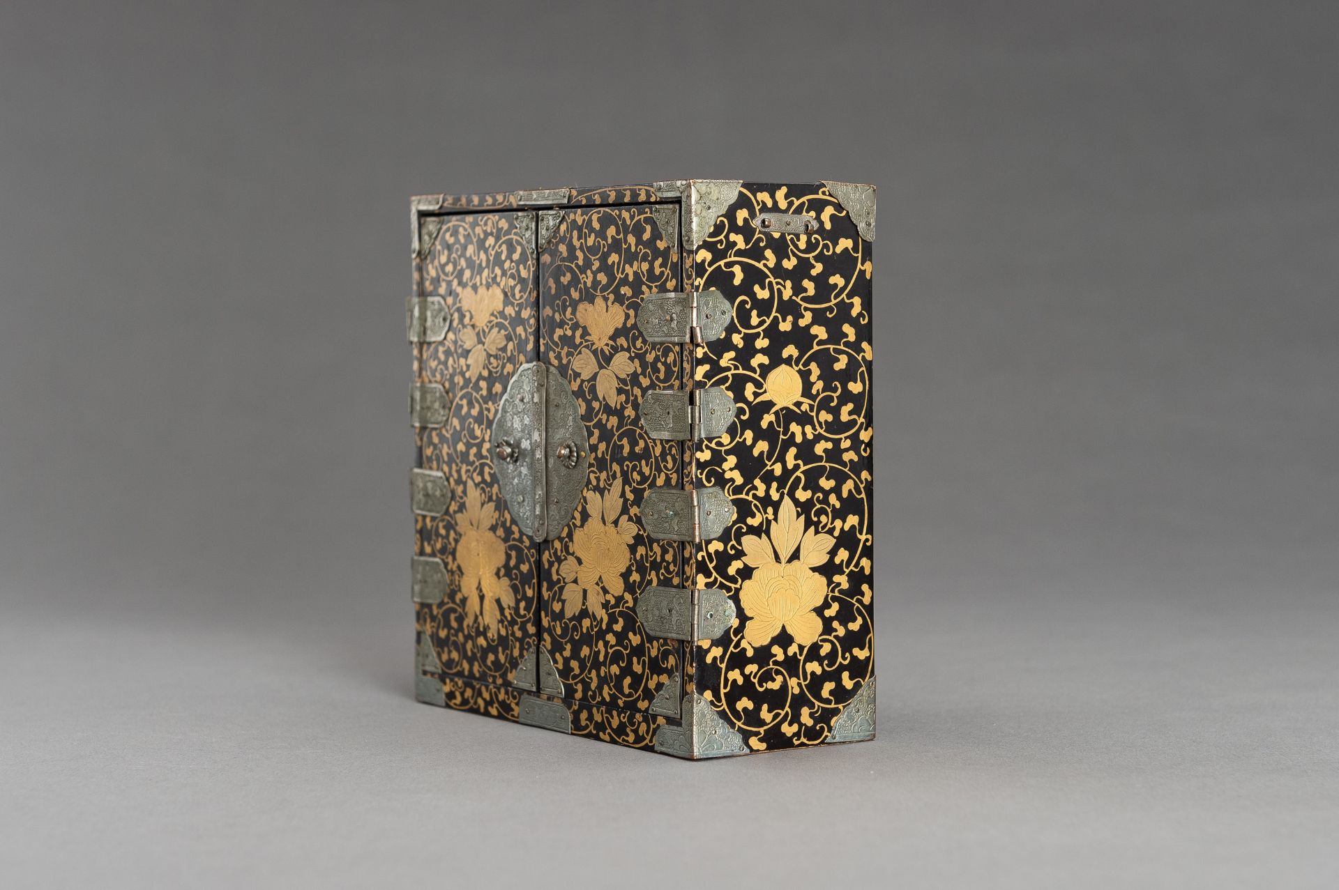 A BLACK AND GOLD LACQUER MINIATURE CABINET - Image 8 of 19