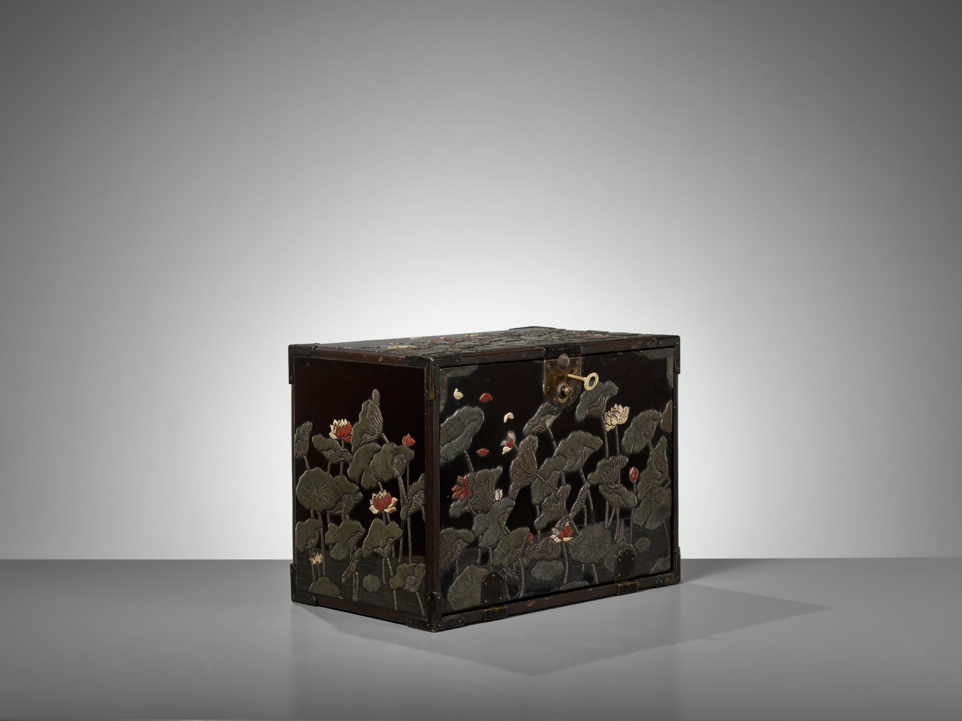 A RITSUO STYLE CERAMIC-INLAID AND LACQUERED WOOD KODANSU (CABINET) WITH A LOTUS POND AND EGRETS - Image 10 of 14