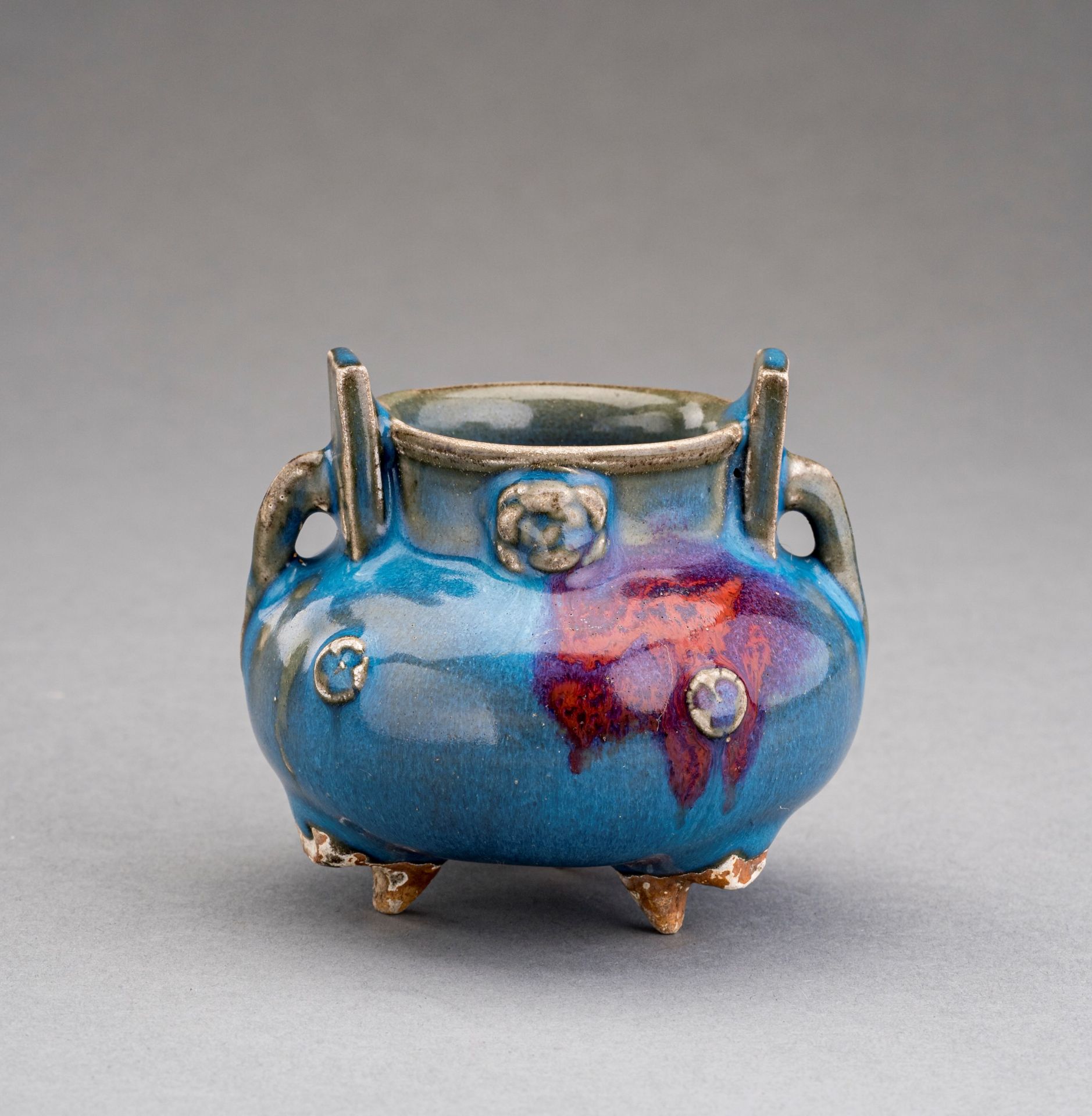 A SMALL JUN TRIPOD PORCELAIN CENSER, c. 1920s