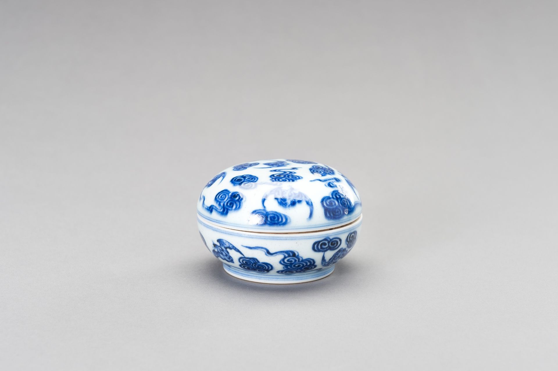 A SMALL BLUE AND WHITE PORCELAIN 'BATS' BOX AND COVER, LATE QING DYNASTY - Bild 2 aus 13
