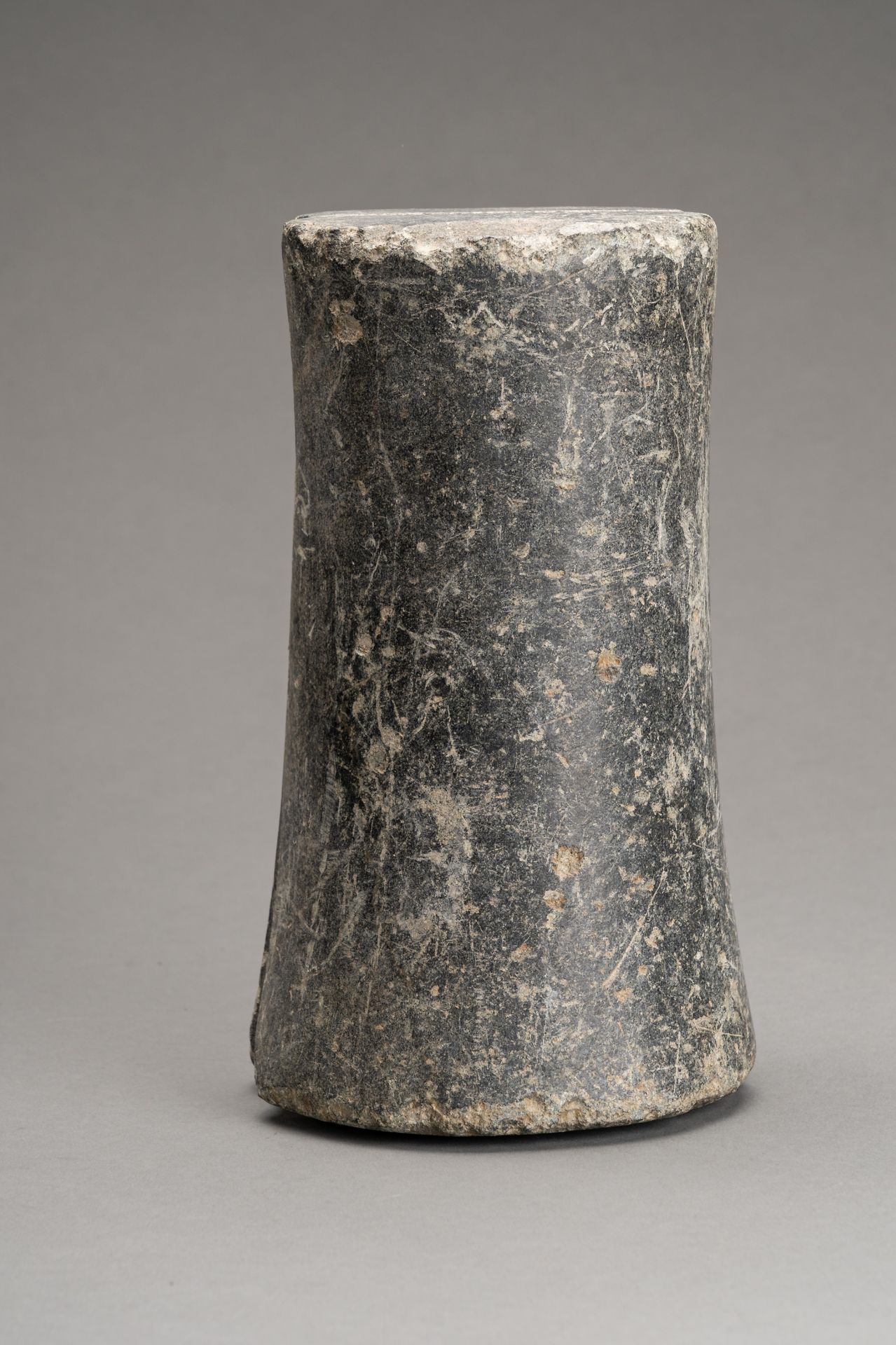 A BACTRIAN CHLORITE COLUMN - Image 7 of 8