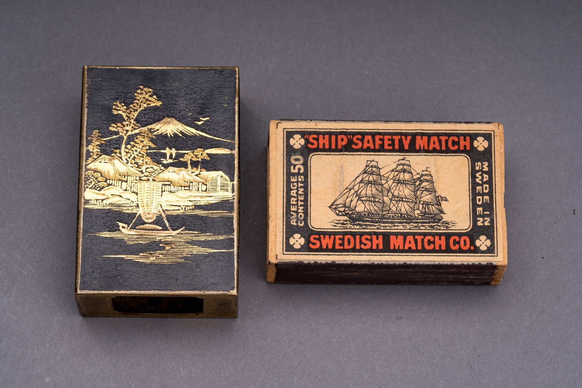 A GILT BRONZE MATCHBOX CASE DEPICTING MOUNT FUJI, MEIJI - Bild 3 aus 10