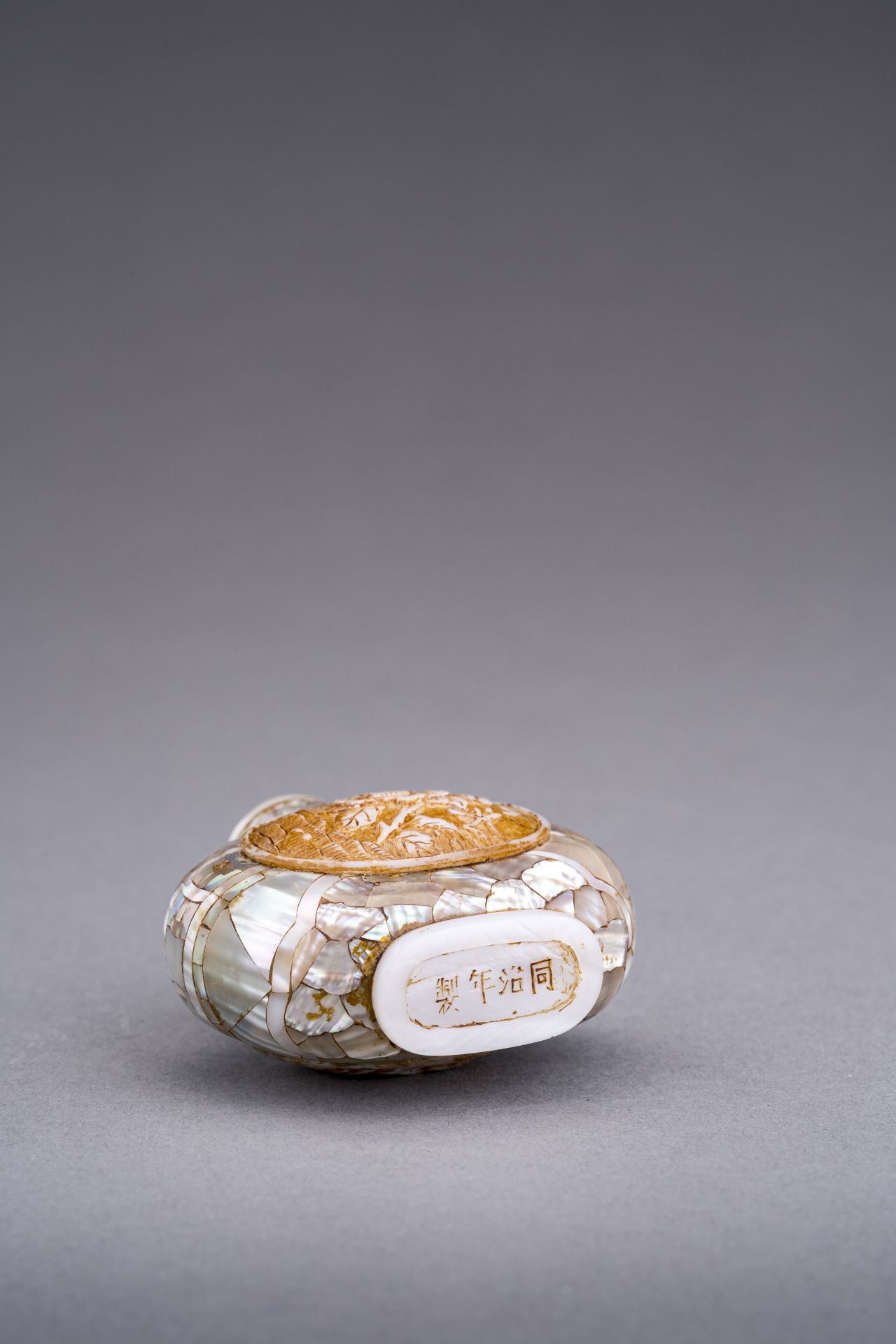 A MOTHER-OR-PEARL SNUFF BOTTLE, c. 1920s - Image 7 of 8