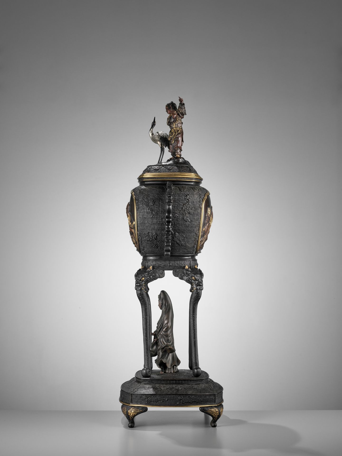 A TALL AND IMPRESSIVE PARCEL GILT BRONZE INCENSE BURNER AND COVER, ATTRIBUTED TO THE MIYAO COMPANY - Bild 10 aus 22