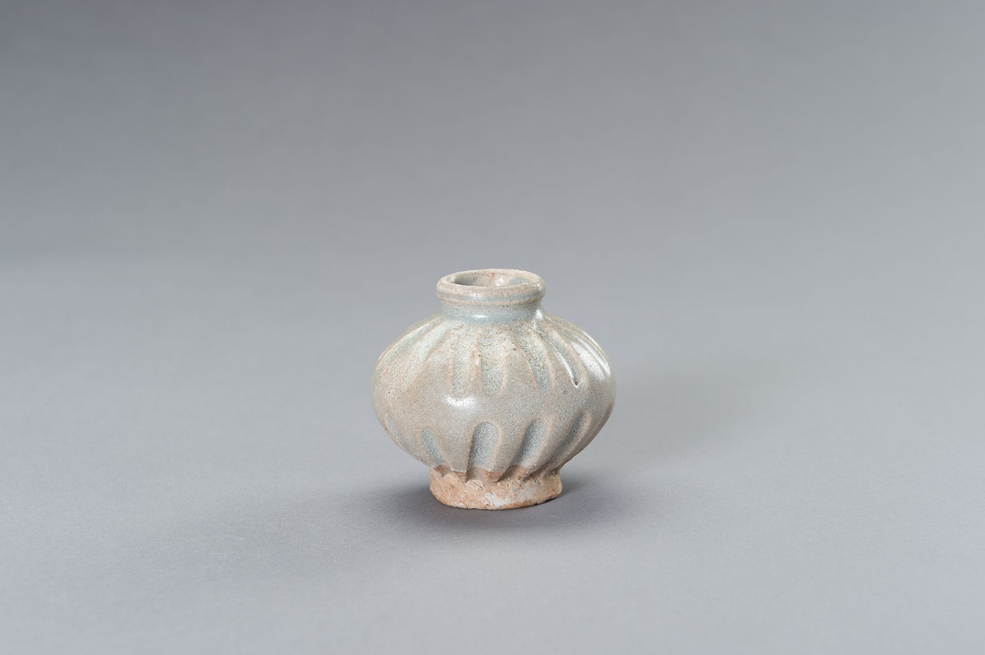 A SMALL CELADON-GLAZED CERAMIC JARLET - Image 2 of 8