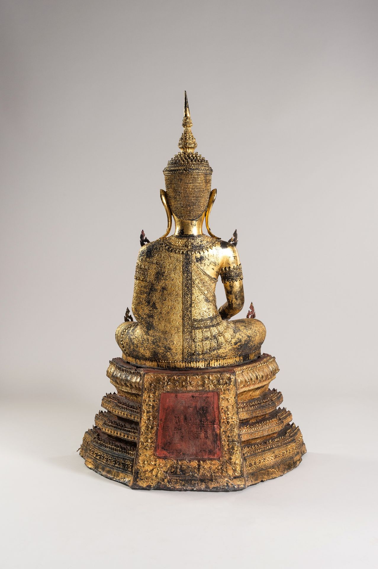 AN IMPRESSIVE LACQUER GILT BRONZE FIGURE OF BUDDHA, RATTANAKOSIN - Image 22 of 22