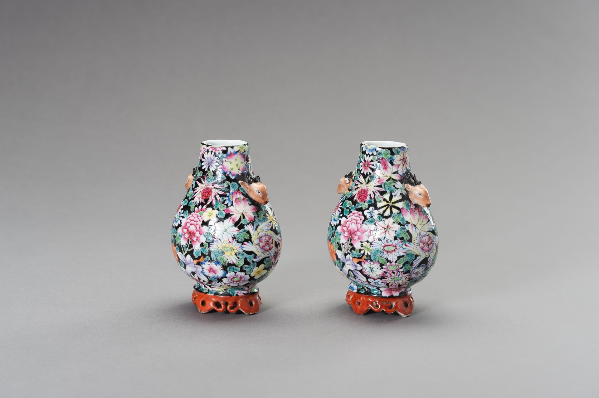 A SMALL PAIR OF 'MILLEFLEUR' PORCELAIN VASES - Image 5 of 14