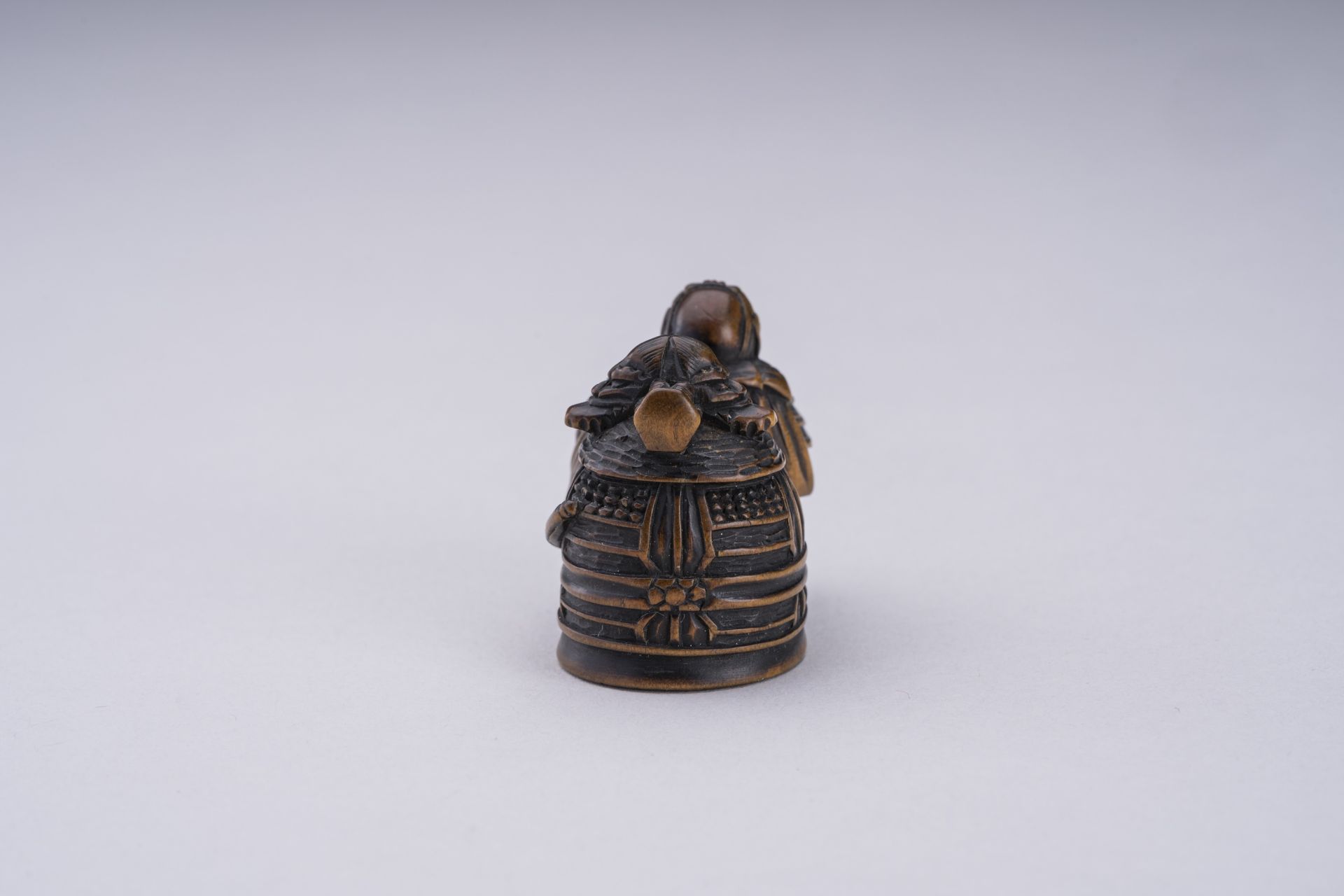 HIDEKAZU: A WOOD NETSUKE OF BENKEI CARRYING THE BELL OF MIIDERA - Image 3 of 6