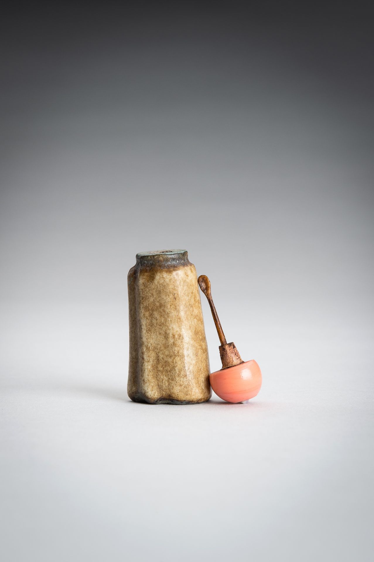 A STONEWARE SNUFFBOTTLE IN IMITATION OF BONE - Image 10 of 12