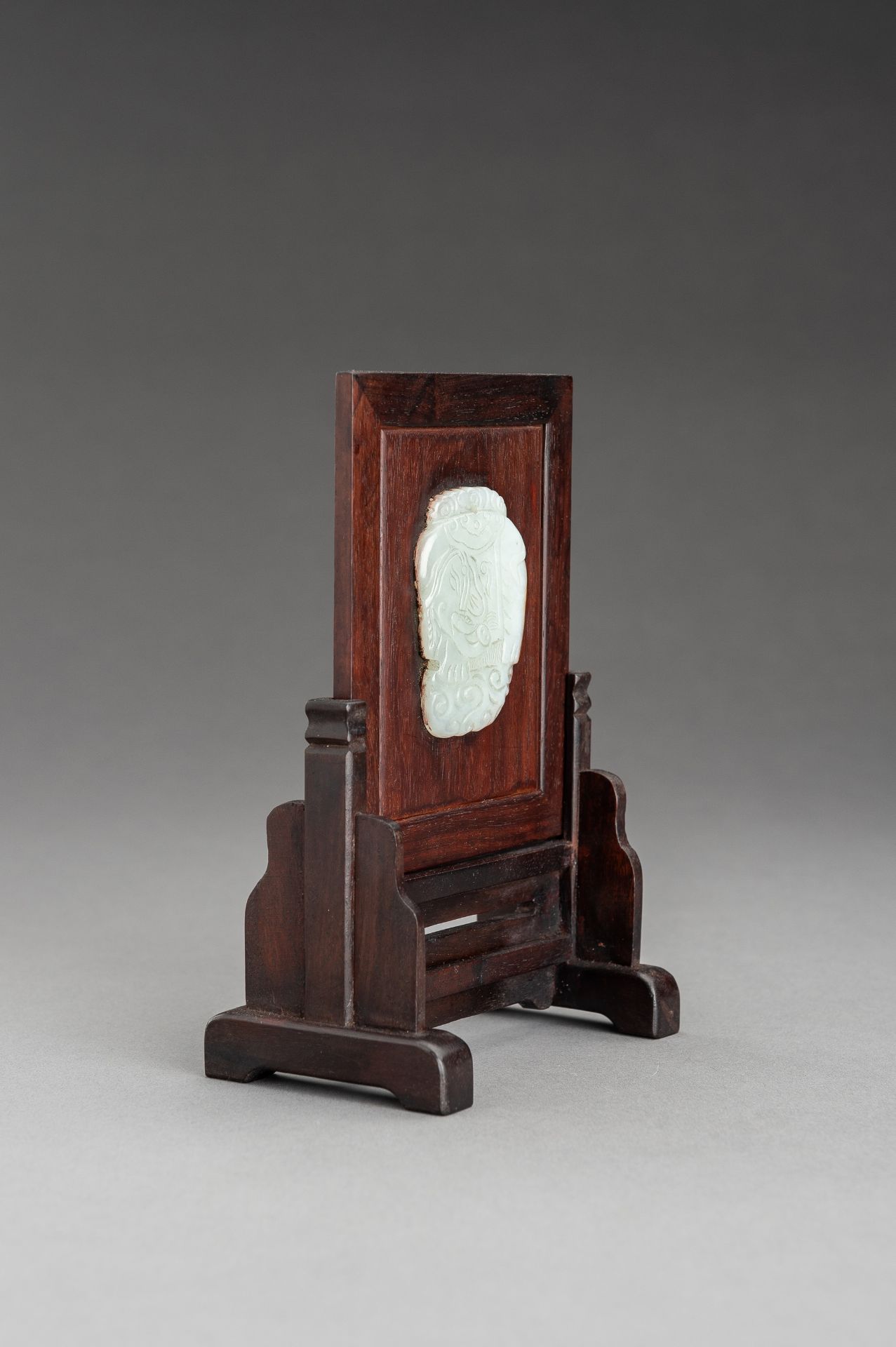 A SMALL WOOD TABLE SCREEN WITH PALE CELADON AND RUSSET JADE PLAQUE - Image 5 of 10