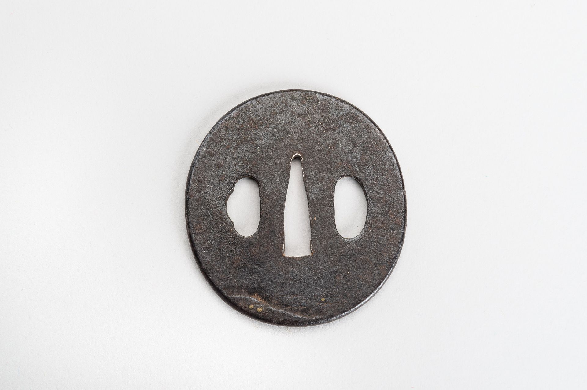 A LOT WITH FIVE IRON TSUBA, EDO PERIOD - Bild 7 aus 14