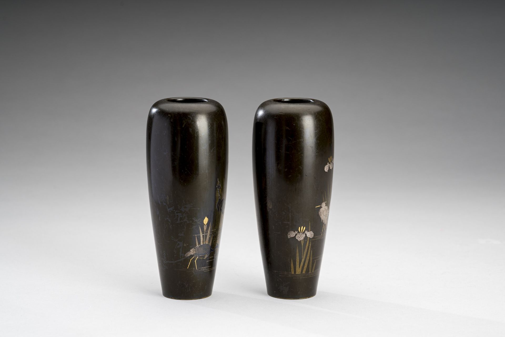 A PAIR OF INLAID BRONZE VASES WITH EGRETS, MEIJI - Image 4 of 9