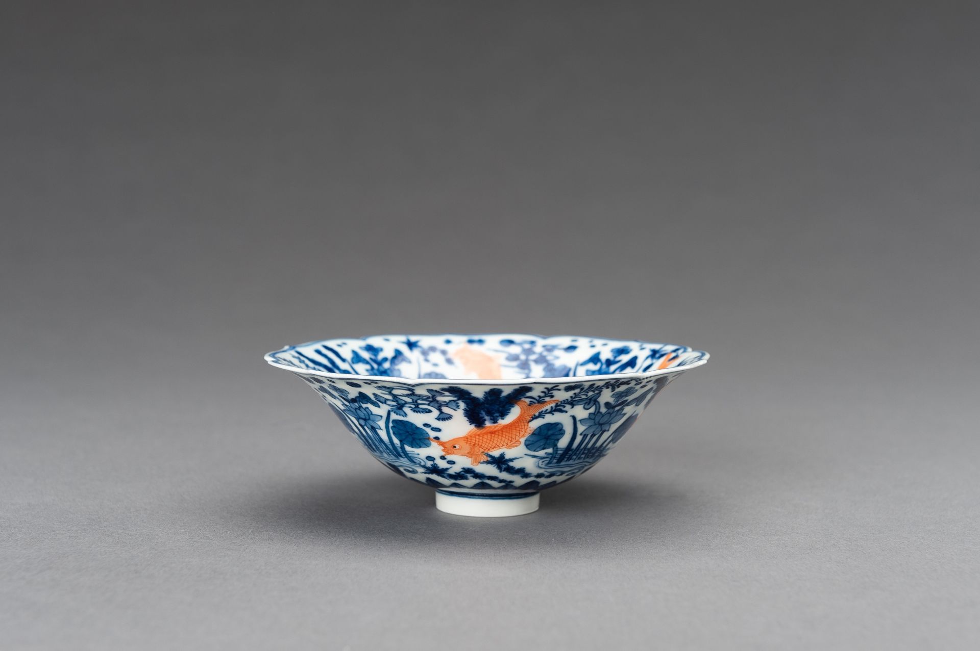 A FINE BLUE AND WHITE 'GOLDFISH' PORCELAIN BOWL, c. 1920s - Bild 9 aus 15