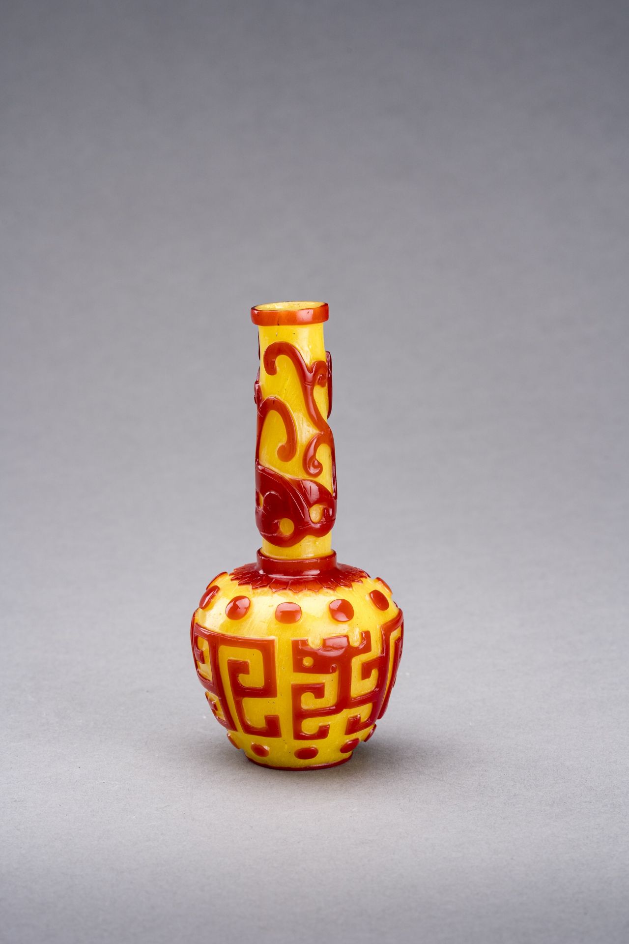 A CARVED RED-OVERLAY YELLOW GLASS BOTTLE VASE, QIANLONG MARK AND PERIOD - Image 5 of 8