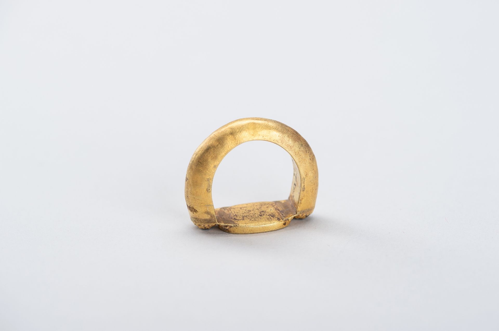 A BACTRIAN INTAGLIO SEAL GOLD RING - Image 10 of 11