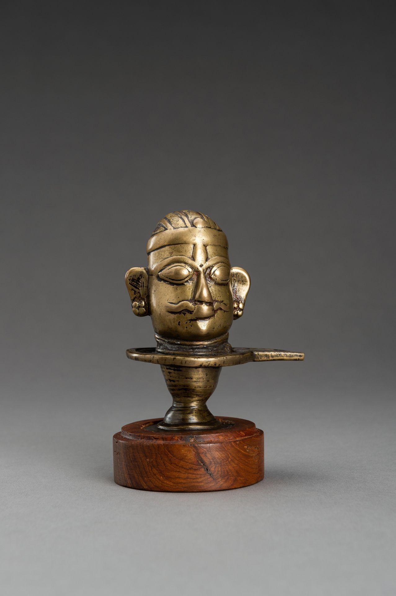 A BRONZE HEAD OF SHIVA LINGAM, 17th CENTURY - Image 4 of 9