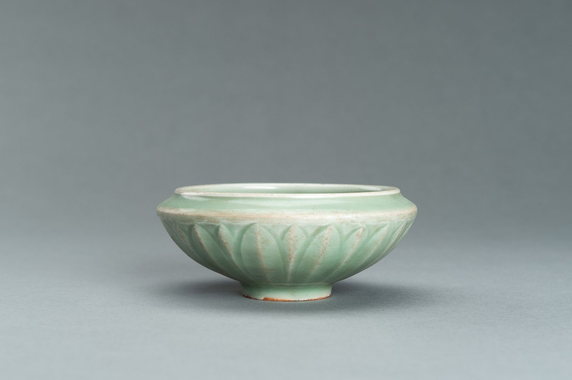 A LONGQUAN PORCELAIN 'LOTUS' BOWL, SONG - MING - Bild 2 aus 11