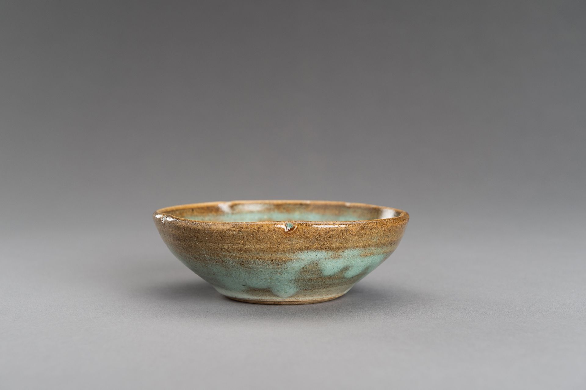 A LOBED TURQUOISE AND BROWN GLAZED CERAMIC BOWL - Image 7 of 12