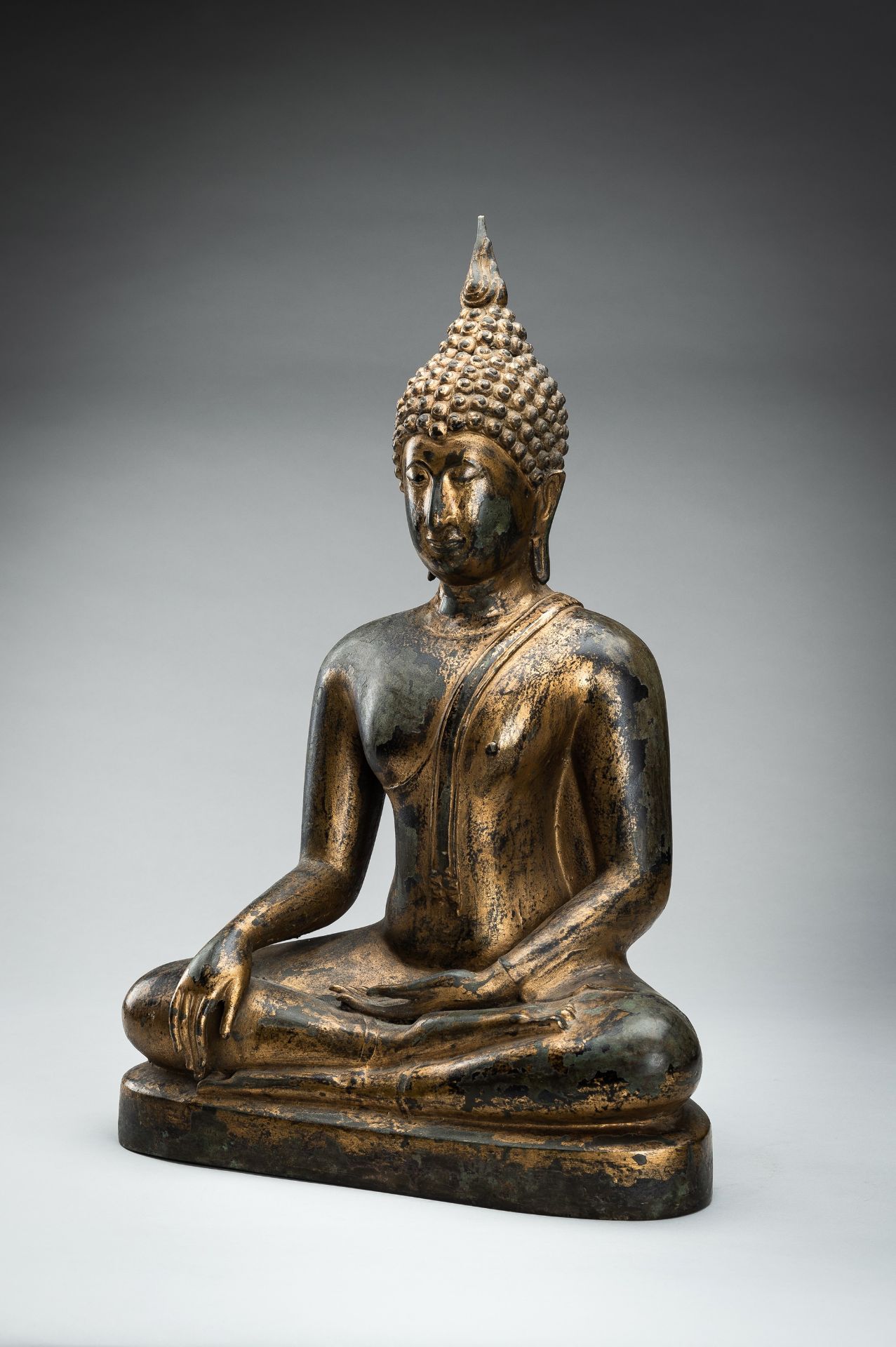 A LARGE LACQUER-GILT BRONZE FIGURE OF BUDDHA SHAKYAMUNI - Image 7 of 12