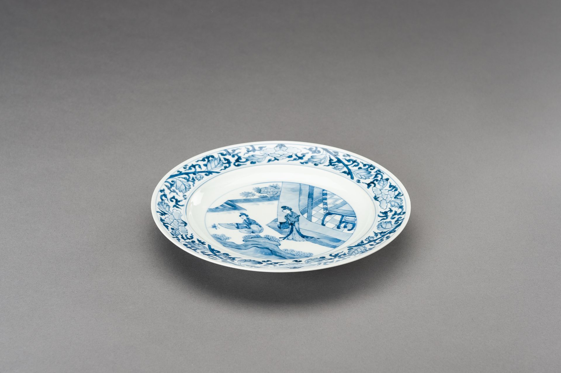 A BLUE AND WHITE 'COURT LADIES' PORCELAIN DISH, 1920s - Image 6 of 10