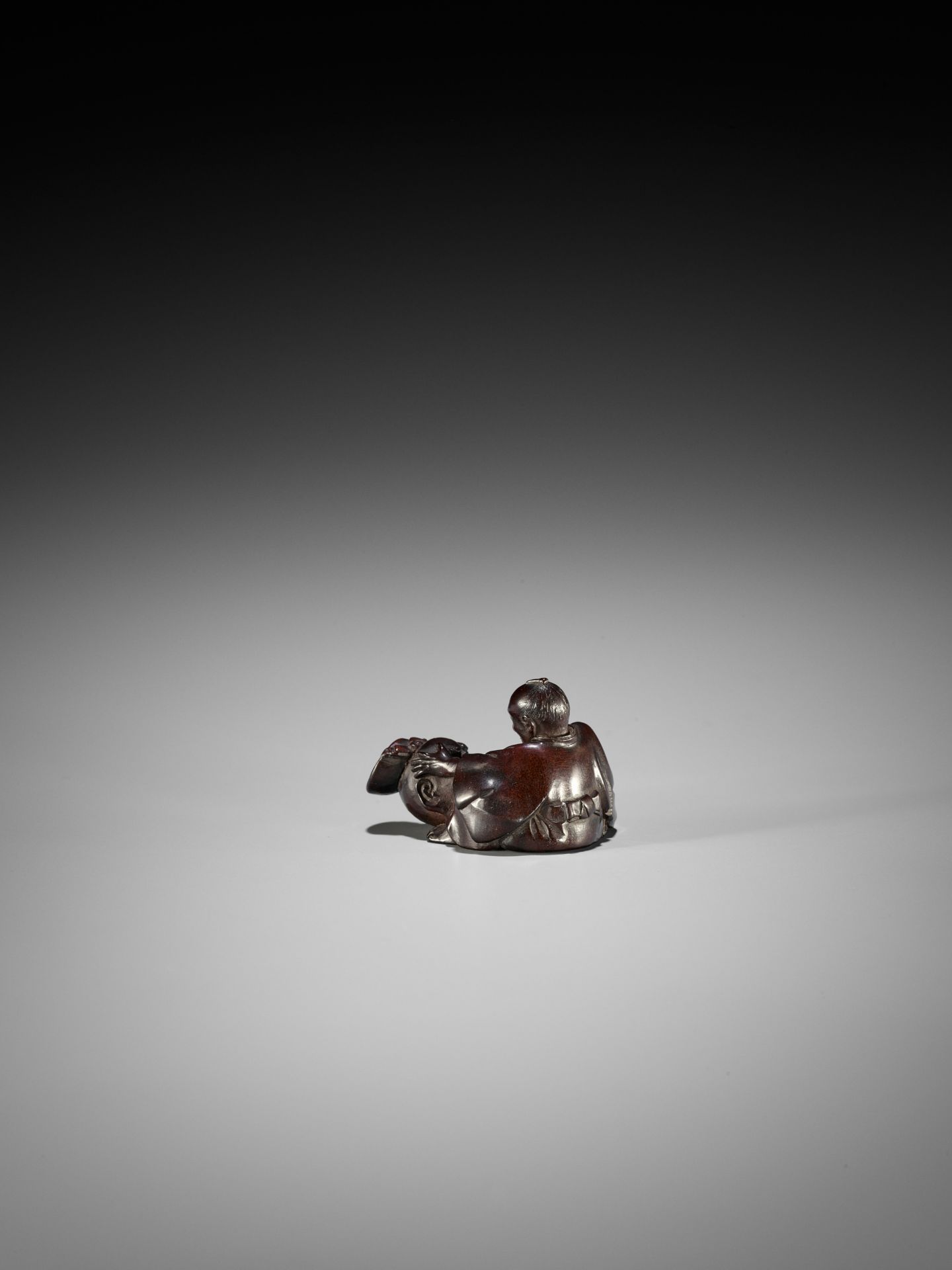 JUGYOKU: A WOOD NETSUKE OF A SCULPTOR CARVING A NIO HEAD - Bild 8 aus 16