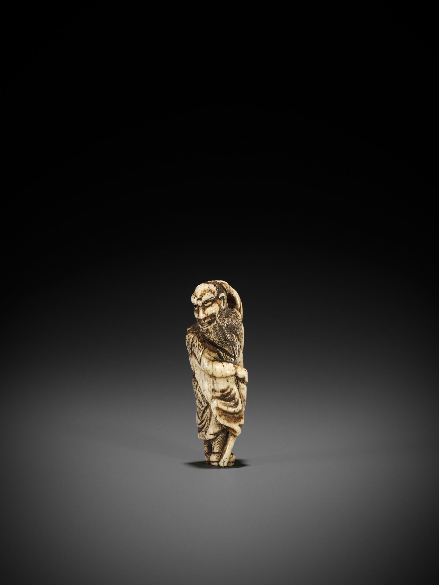 A STAG ANTLER NETSUKE OF TEKKAI SENNIN - Bild 6 aus 11