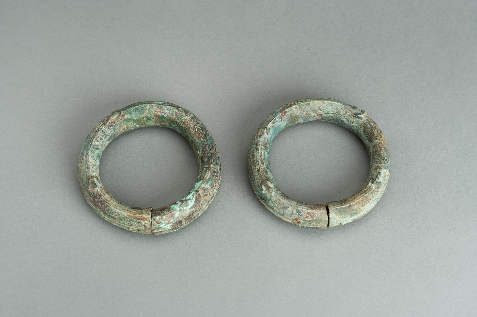 A PAIR OF BRONZE 'FROG' RITUAL BANGLES, DONG SON CULTURE - Bild 14 aus 15