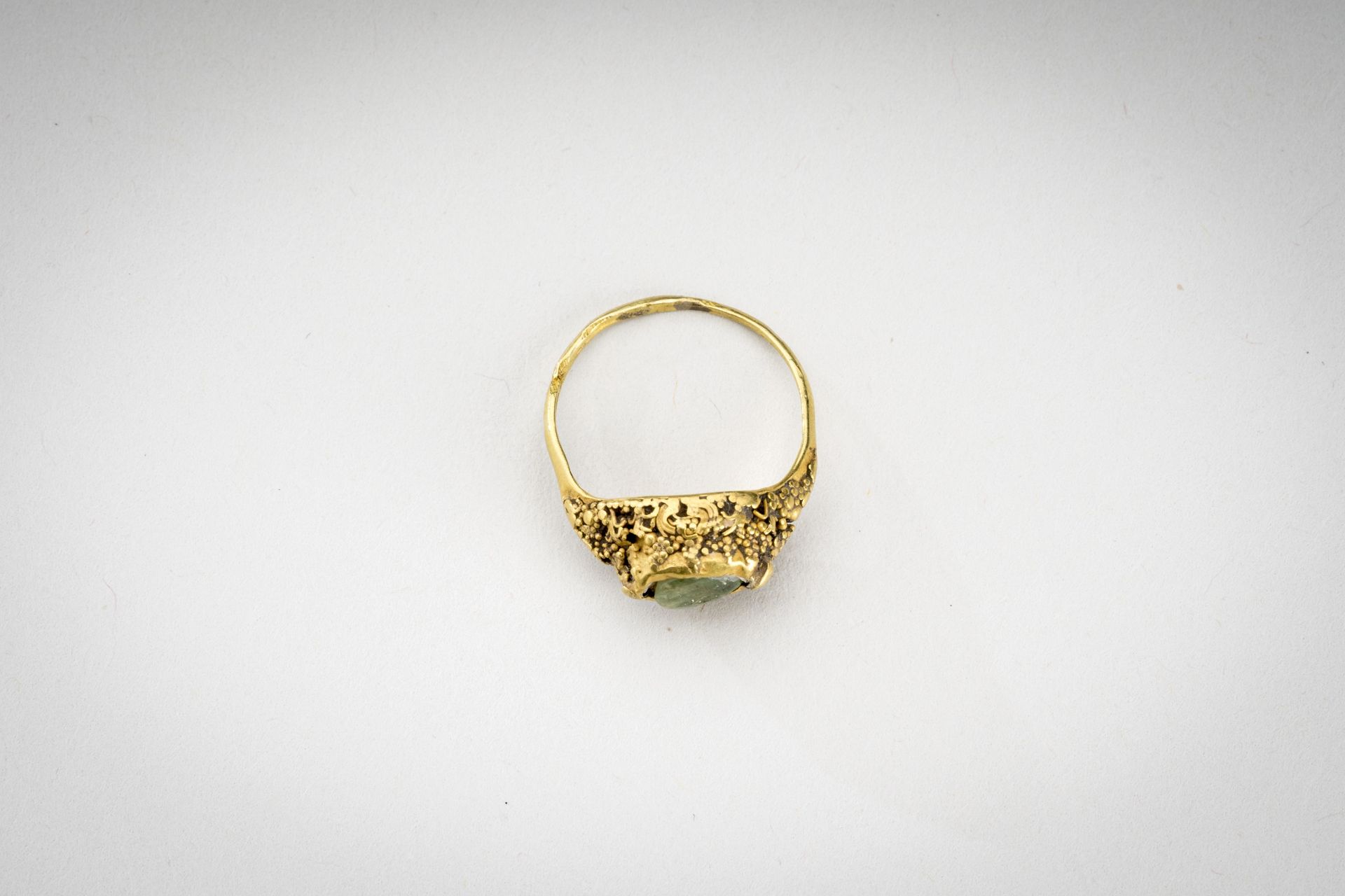 A BALINESE EMERALD-SET GOLD RING - Image 4 of 7