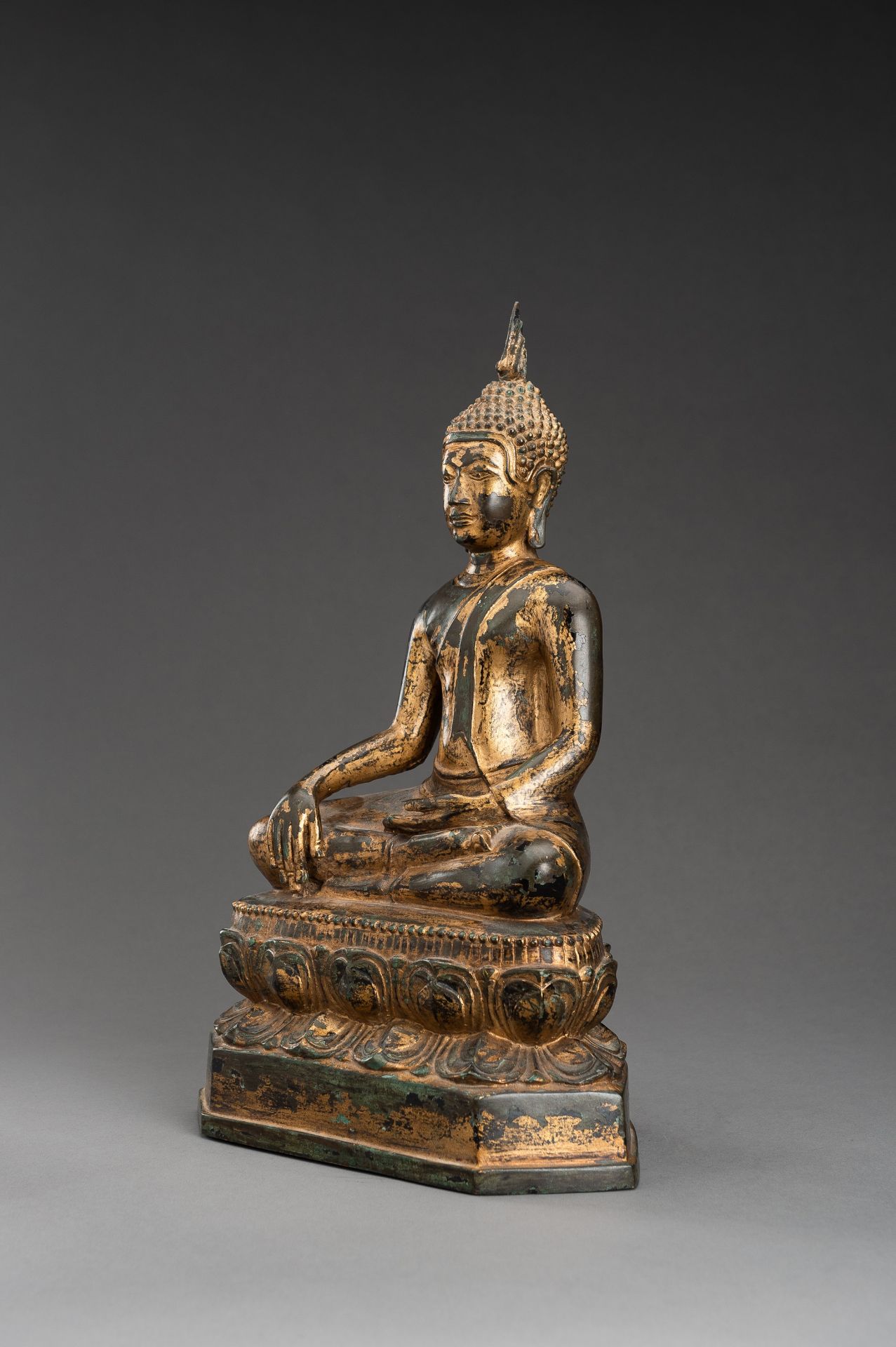 A LARGE GOLD LACQUERED BRONZE FIGURE OF BUDDHA - Image 3 of 10