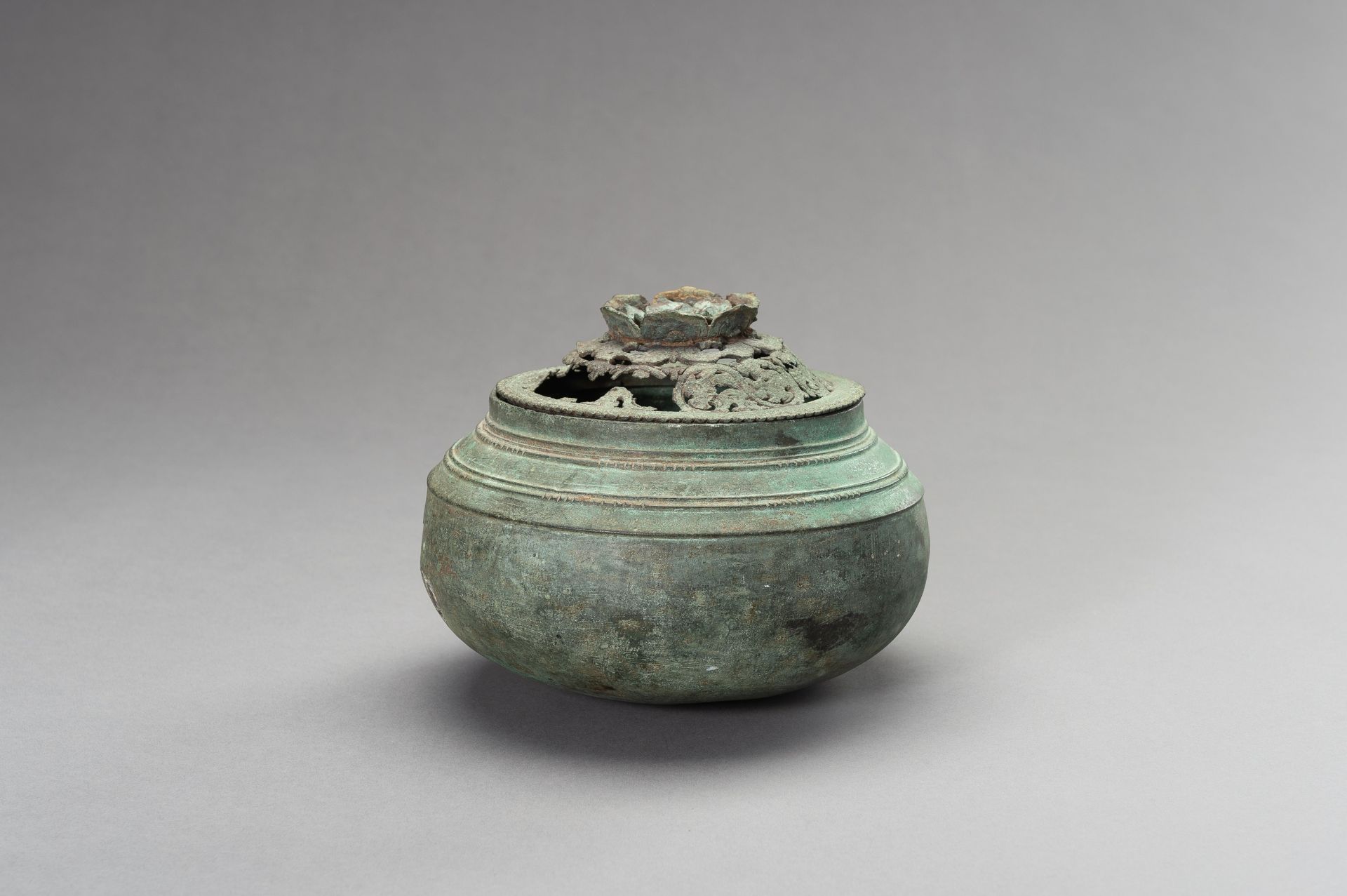 A JAVANESE BRONZE INCENSE BURNER AND COVER - Image 7 of 12