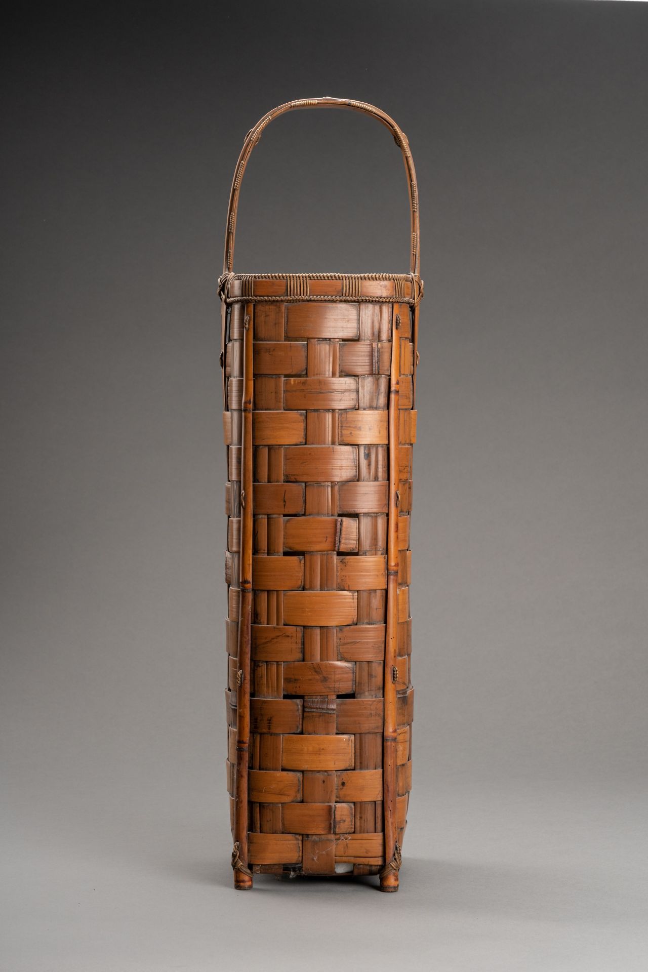 A TALL BAMBOO HANAKAGO FLOWER BASKET, MEIJI - Bild 3 aus 8