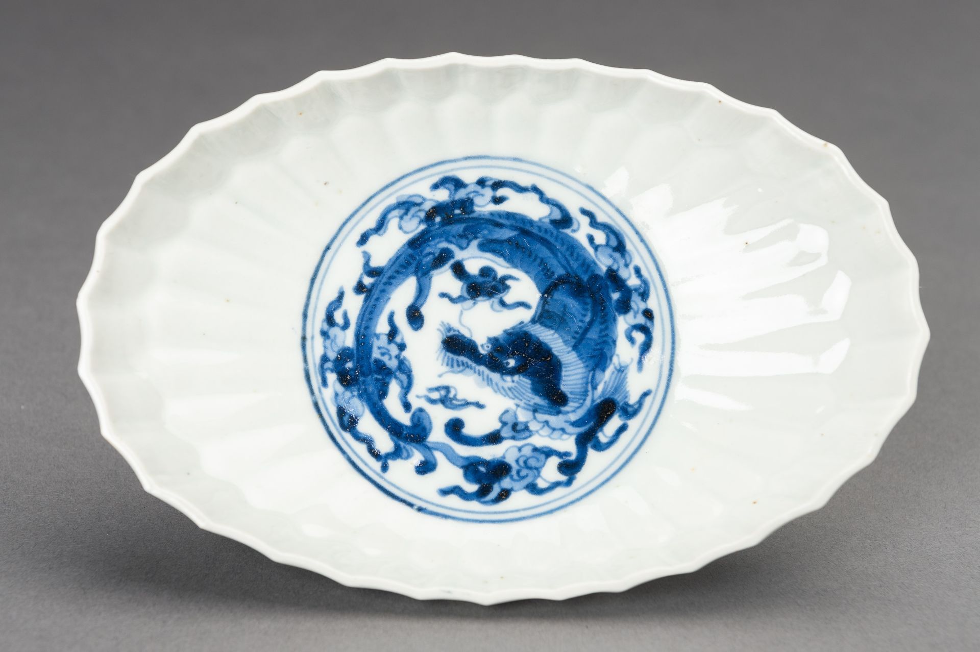 A BLUE AND WHITE 'DRAGON' ARITA PORCELAIN TRAY, MEIJI - Image 4 of 9