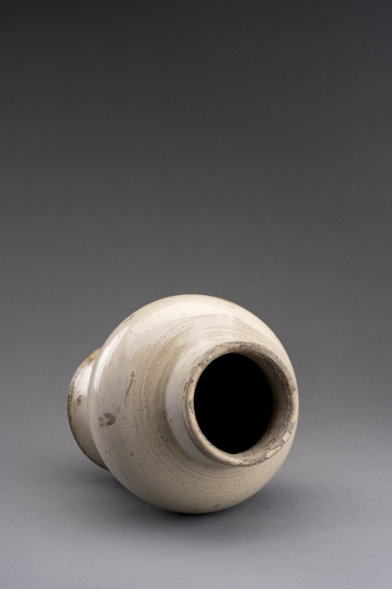 A CREAM GLAZED CERAMIC JAR, SONG TO YUAN DYNASTY - Image 5 of 6