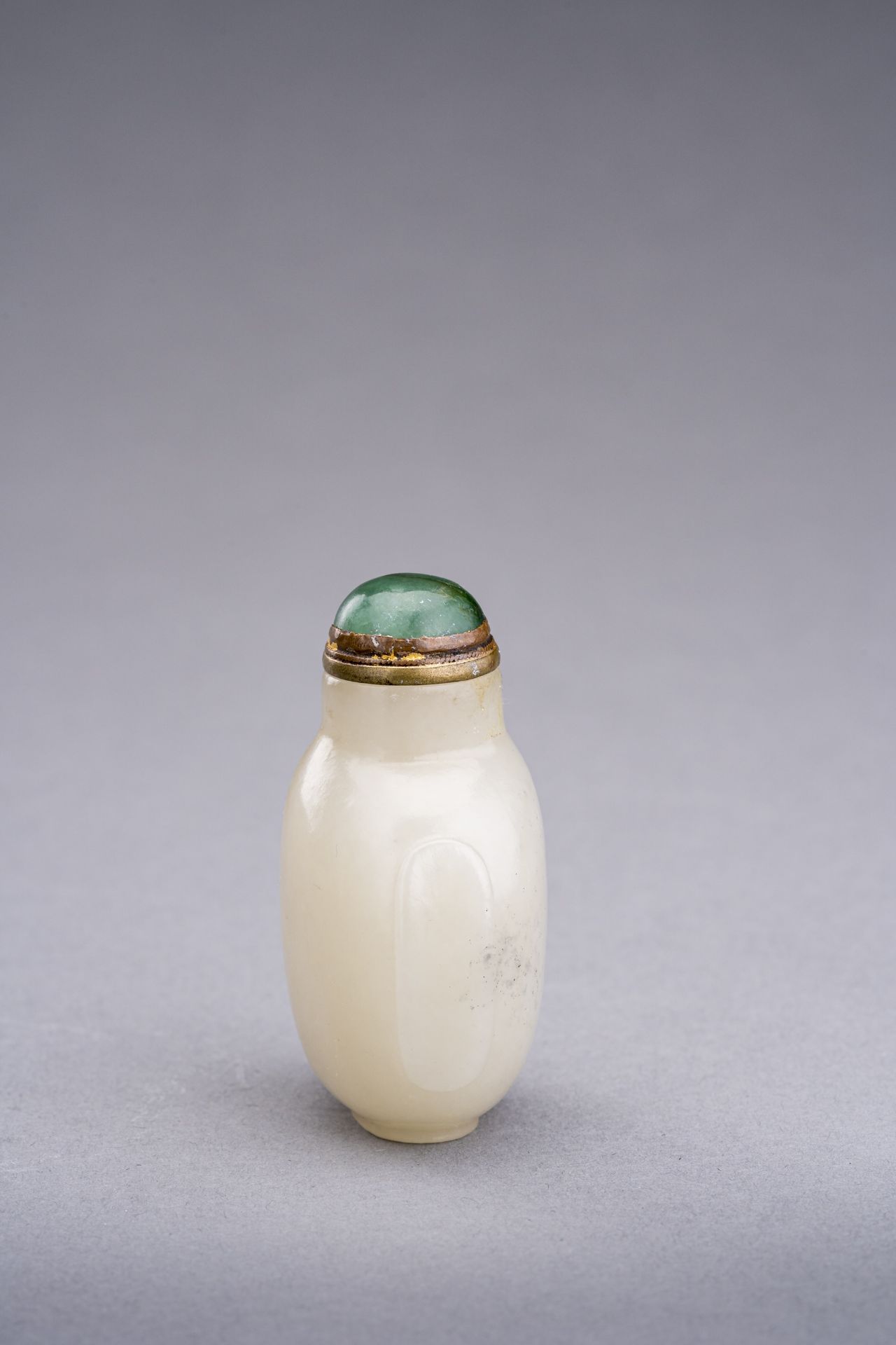 A CELADON JADE SNUFF BOTTLE, QING DYNASTY - Image 2 of 6
