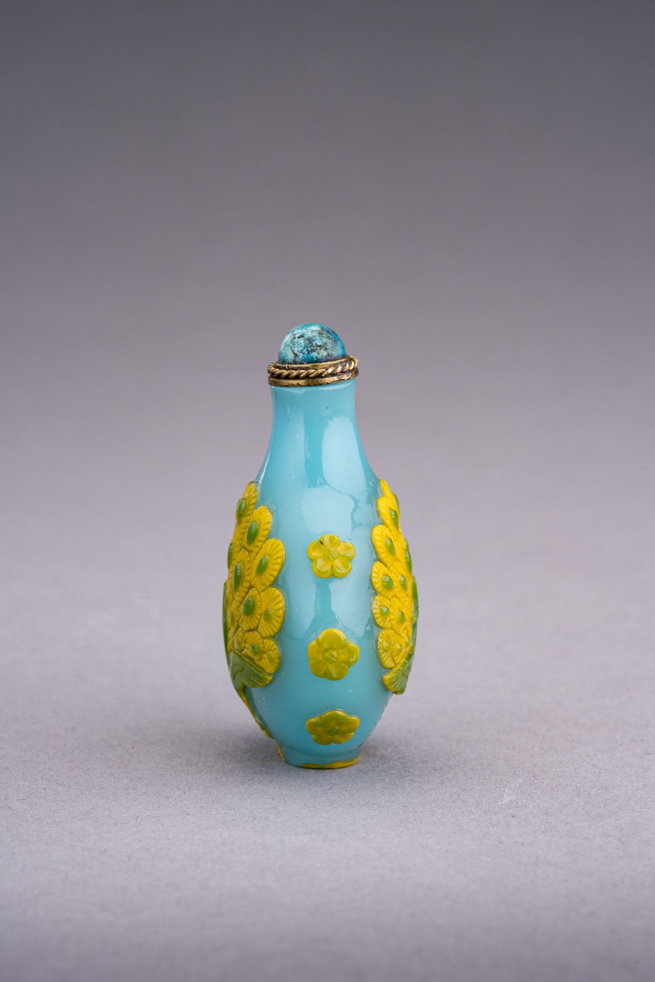 A YELLOW OVERLAY TURQUOISE GLASS 'PEACOCK' SNUFF BOTTLE - Image 4 of 6