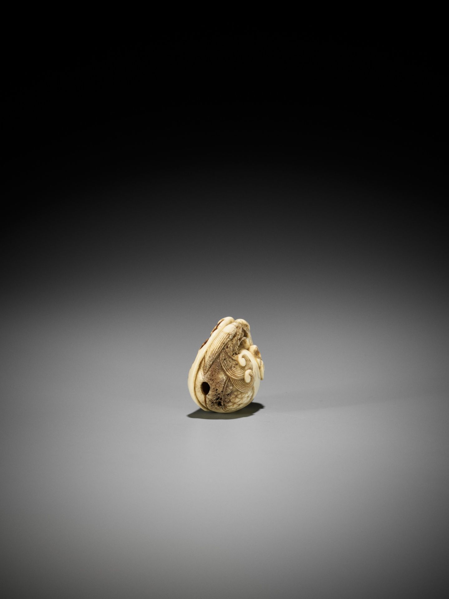 A FINE STAG ANTLER NETSUKE OF A DOUBLE DRAGON-HEADED MOKUGYO - Image 7 of 11