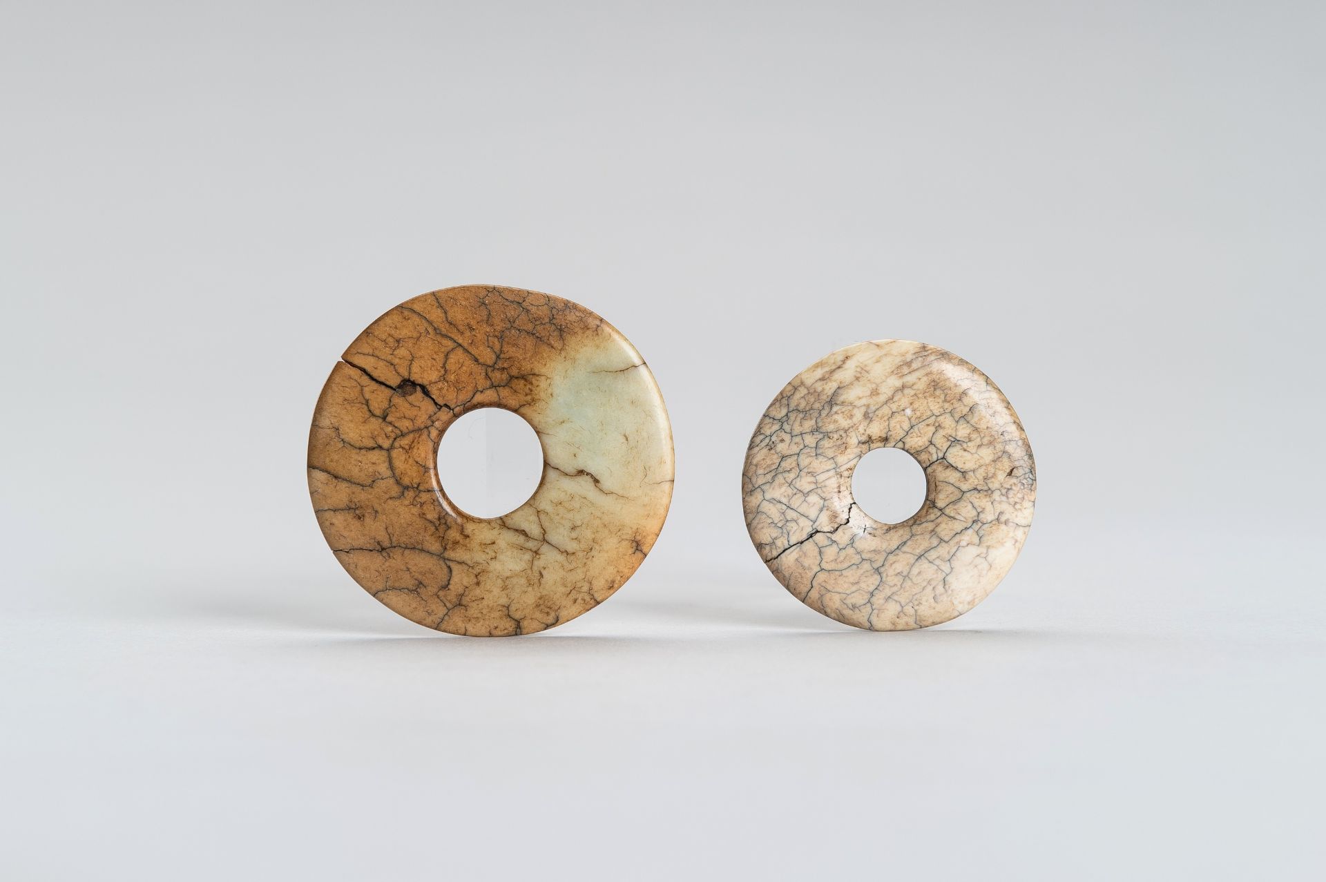 TWO SMALL JADE DISCS - Bild 6 aus 8