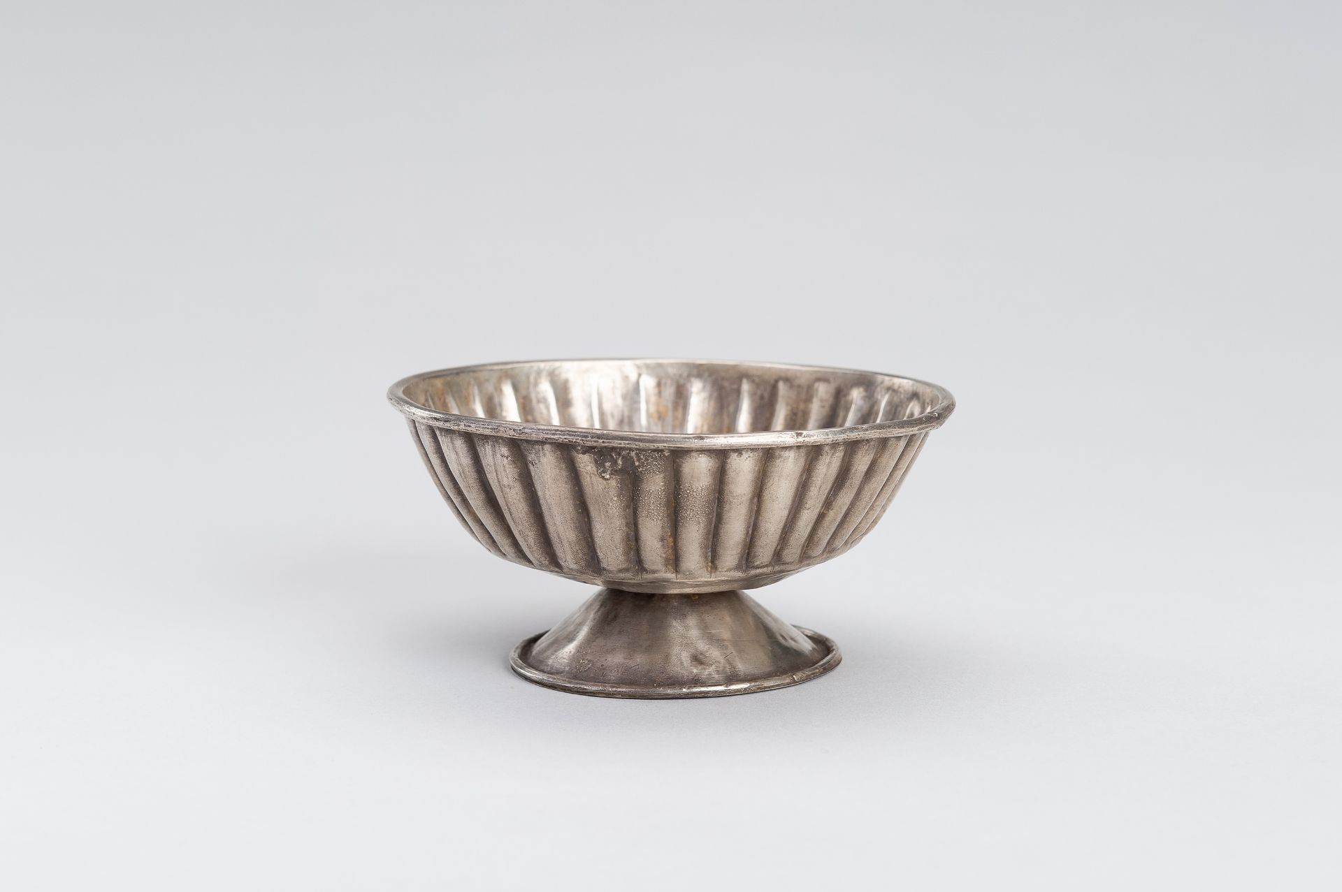 A GHANDARAN SILVER REPOUSSE BOWL WITH FEMALE FIGURE - Image 6 of 11